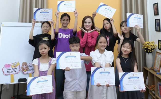 Huấn luyện viên Kiều Trang và các em nhỏ Yên Bái nhận giấy chứng nhận vượt qua vòng loại cuộc thi…
